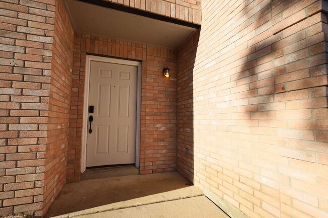 Building Photo - 9519 Braun Square