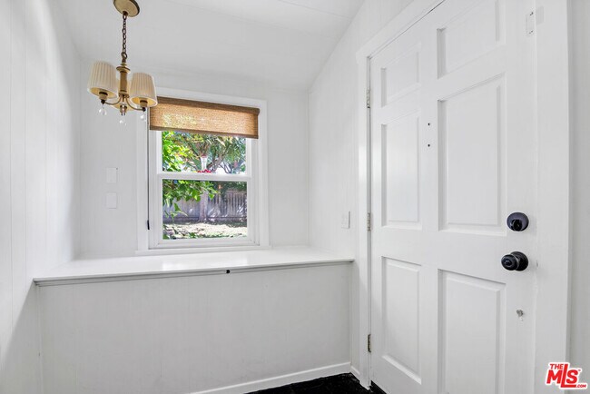 Building Photo - 492 E Calaveras St