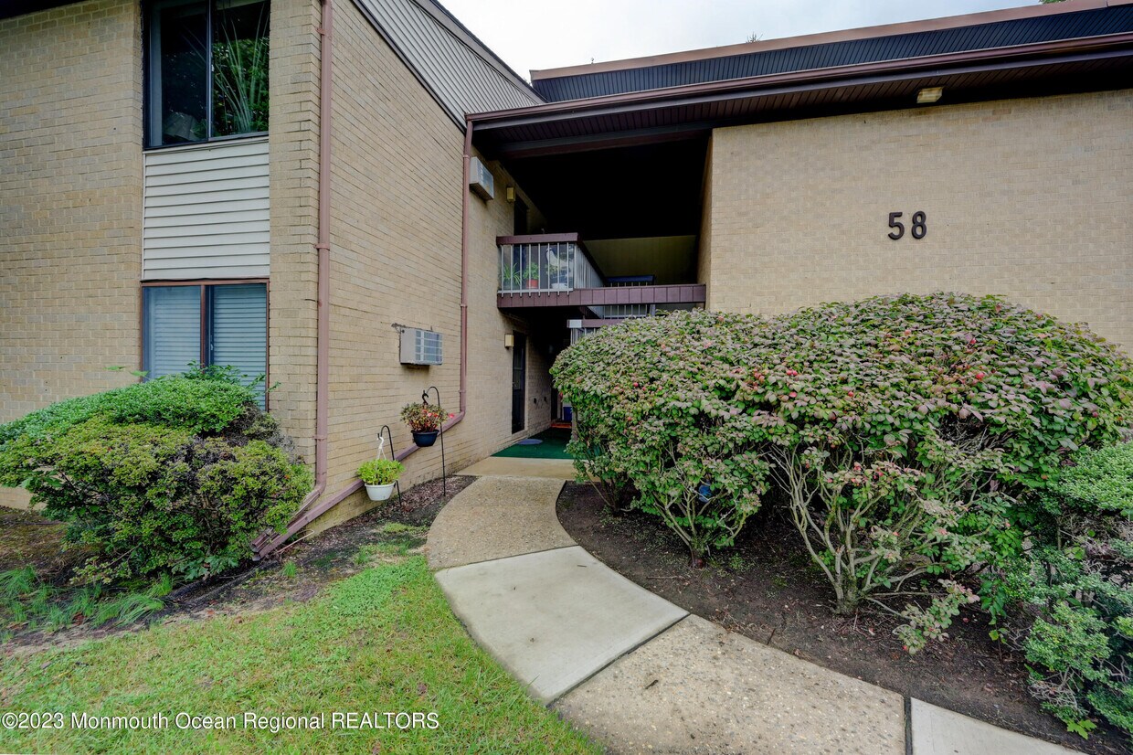 58 Amberly Dr Unit A, Manalapan Township, NJ 07726 Condo for Rent in Manalapan Township, NJ