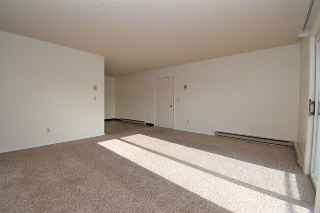 Foto del edificio - Top Floor Large 2 bedroom 1 bathroom apart...