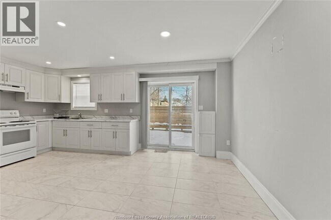 Photo du bâtiment - 1566 Bruce Ave