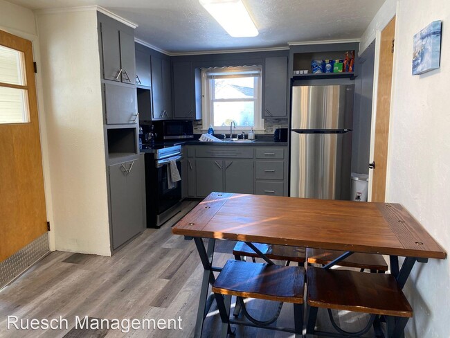 Building Photo - 3 br, 1 bath House - 627 3rd St