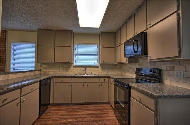 Building Photo - 5924 Royal Club Dr