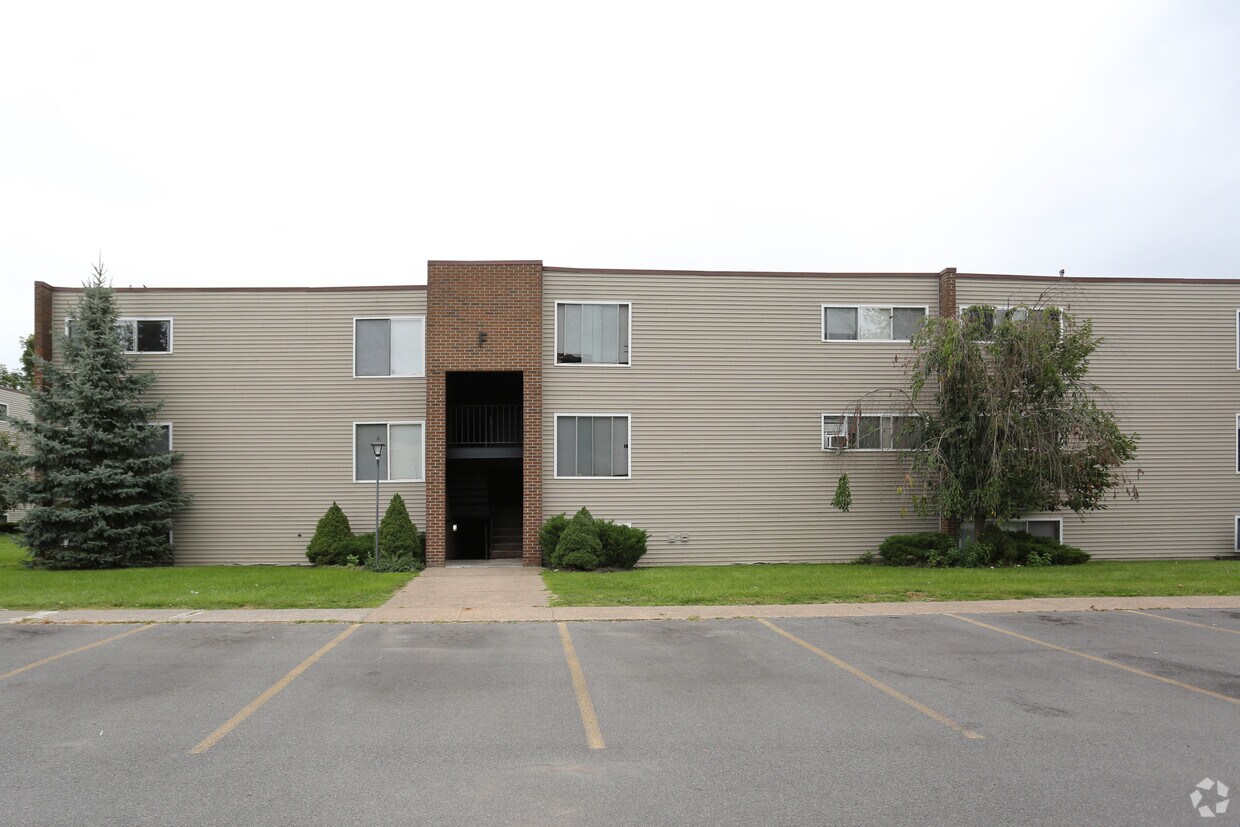 Kingswood Garden Apartments in Liverpool, NY