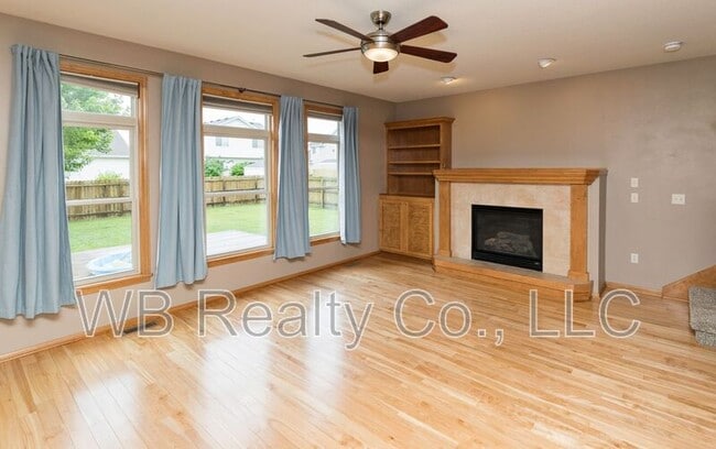 Building Photo - 645 SE Carefree Ln