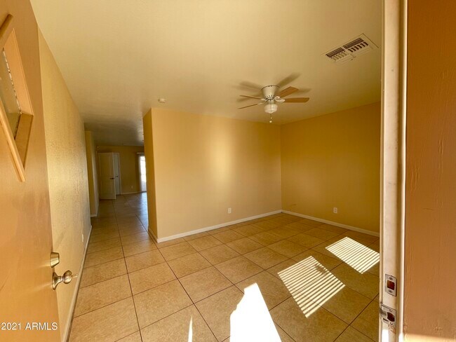 Foto del edificio - 1534 E Pierce St