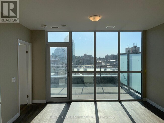 Photo du bâtiment - 60-660 Charles St W