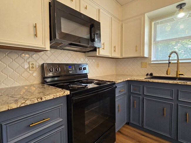 Foto del edificio - PRICE DROP & MOVE IN SPECIAL - AVAILABLE NOW!