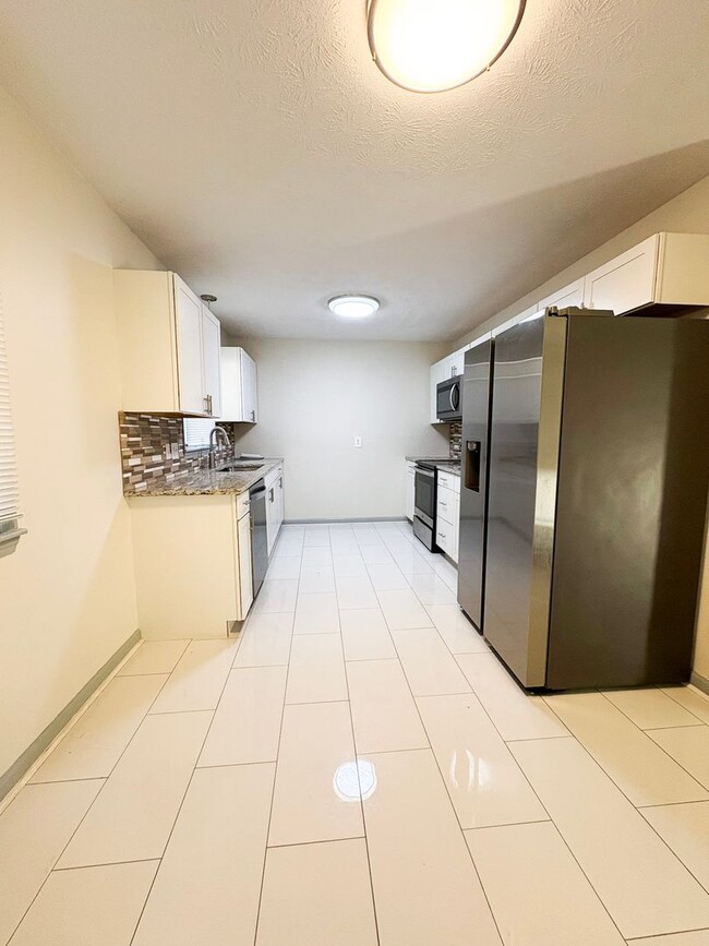 Building Photo - 3 Bedroom 2 Bathroom- Pets Okay