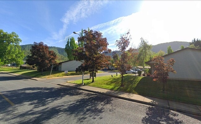 Building Photo - 1465 NE 10th St