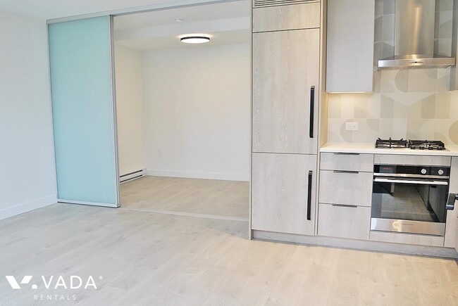 Building Photo - E15 Just Off Main Studio Rental 316-322 Ea...
