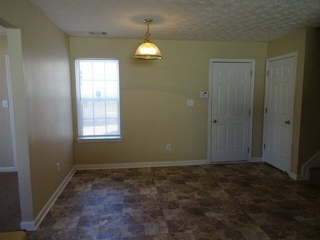 Foto del edificio - 1522 Cutters Mill Dr