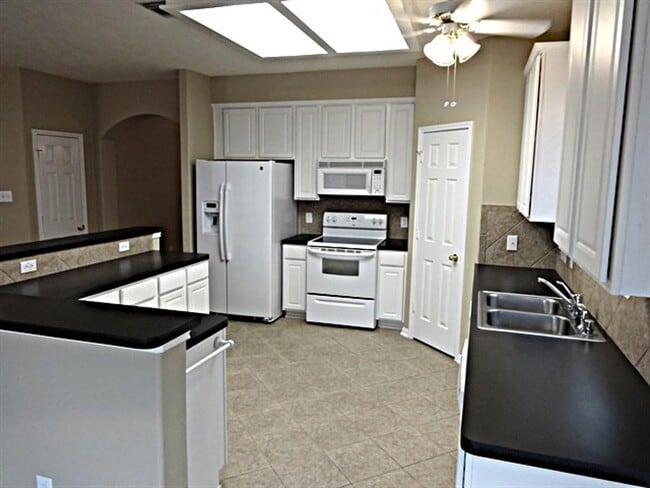 Building Photo - 3523 Pine Valley Dr