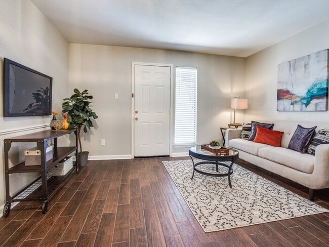 Building Photo - 2 bedroom 1 bath in Gated Complex