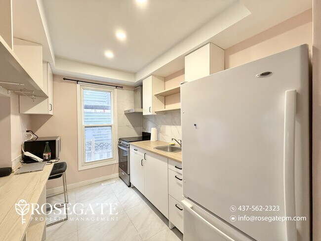 Photo du bâtiment - All-Inclusive 1-Bedroom Main Level Apartment with Parking – Brampton