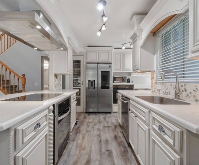 Building Photo - GORGEOUS 3 BEDROOM 3 BATH TOWNHOME