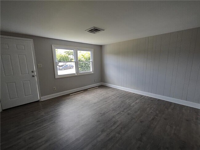 Foto del edificio - 121 E Hillcrest Ln