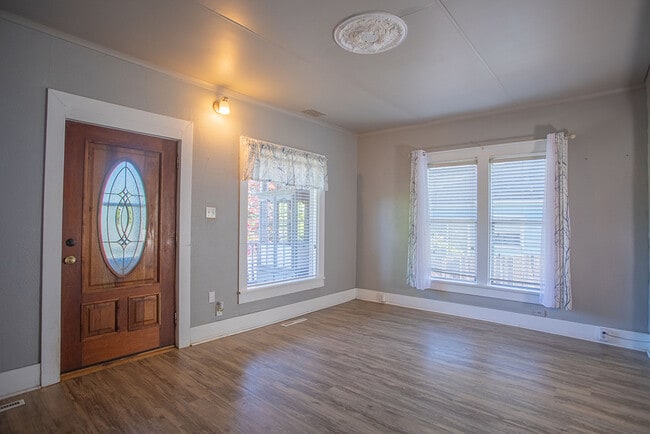 Building Photo - 517 S Hartford Ave