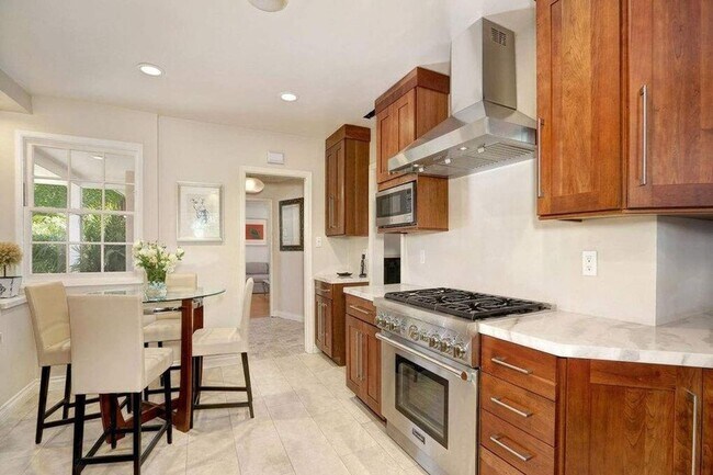 Building Photo - 3076 Earlmar Dr