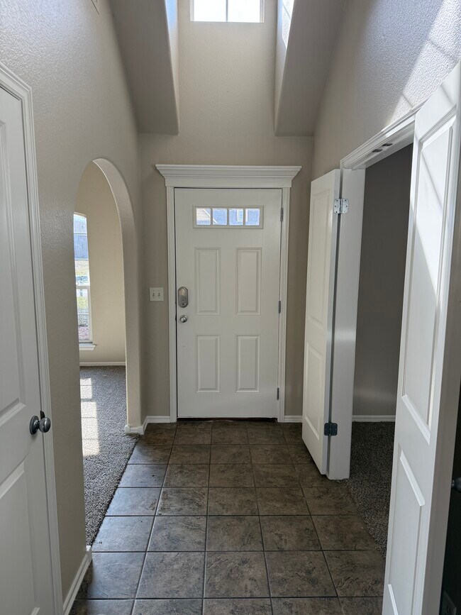 Entrada principal - 20649 E 48th St S