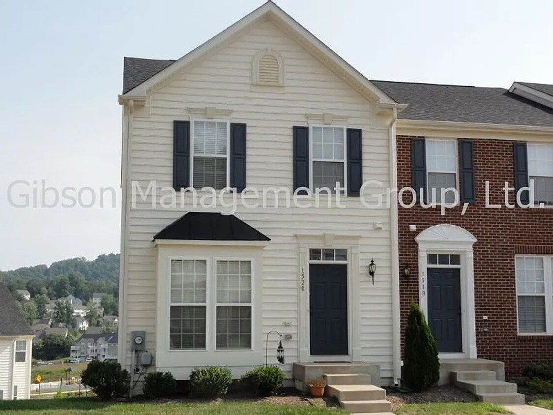 End unit townhome - 3BR, 2.5 ba - End unit townhome - 3BR,  2.5 ba