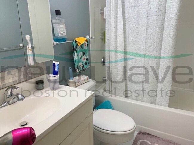 Building Photo - 2 Bed Minutes from BU Available 9/1/26