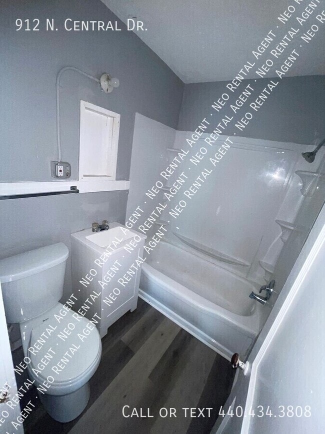 Building Photo - 912 N Central Dr