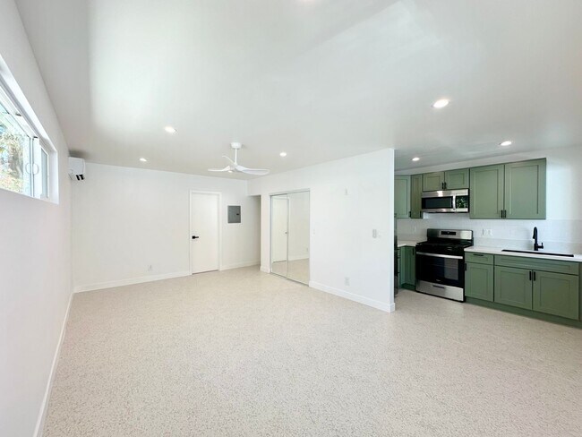 Foto del edificio - AVAILABLE NOW! Stunning Remodeled Studio 1...
