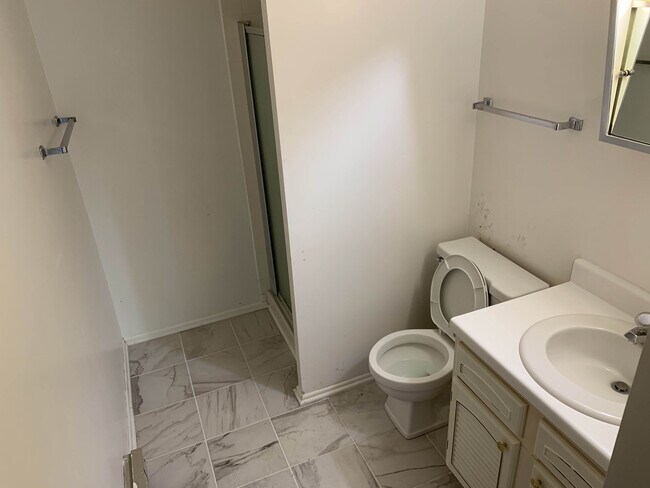 Building Photo - 571 Somerset Lane Unit 3