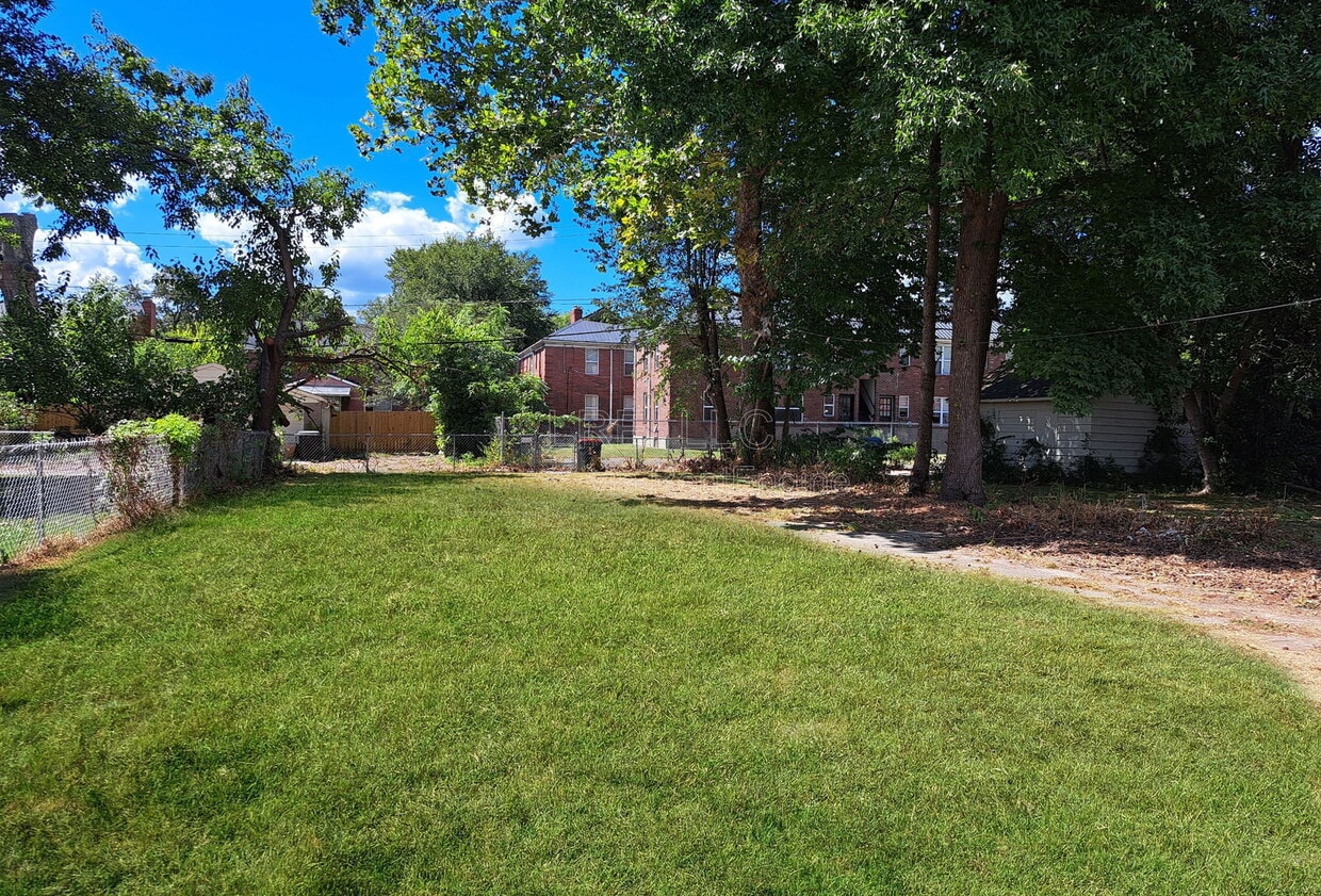 Building Photo - 650 S 43rd St