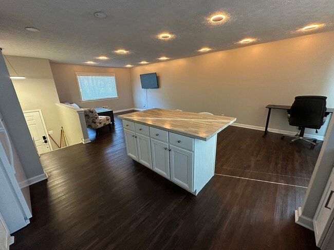 Photo - 1 Rainbow Dr House