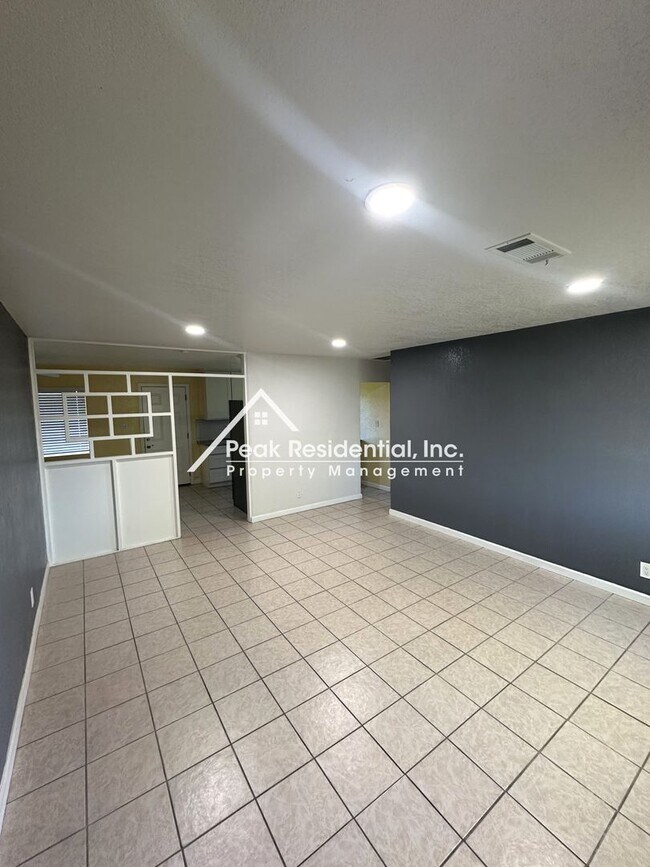 Foto del edificio - North Highlands 3bd/1.5ba House with 1 Car Garage