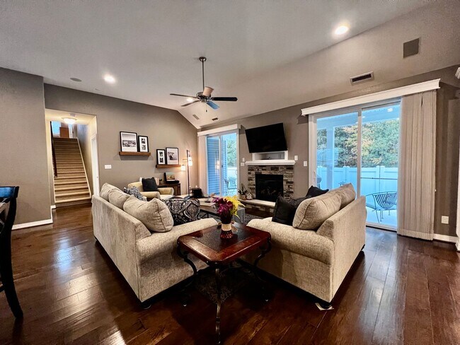 Foto del edificio - Beautiful Corner Lot, Single Family Home, in Sherwood Lakes.