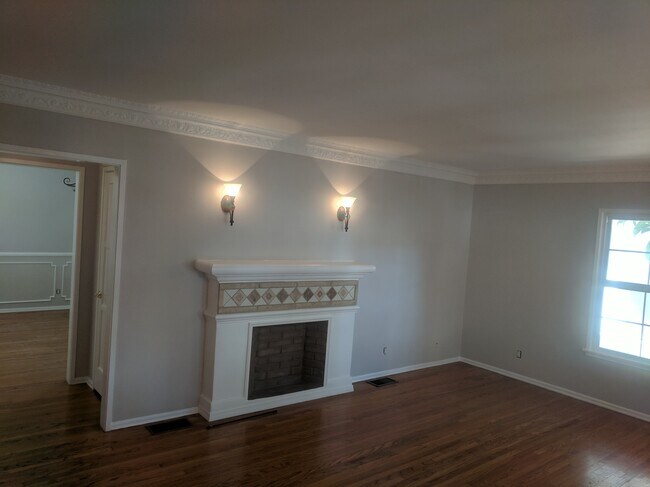 Building Photo - 443 N Orange Grove Ave