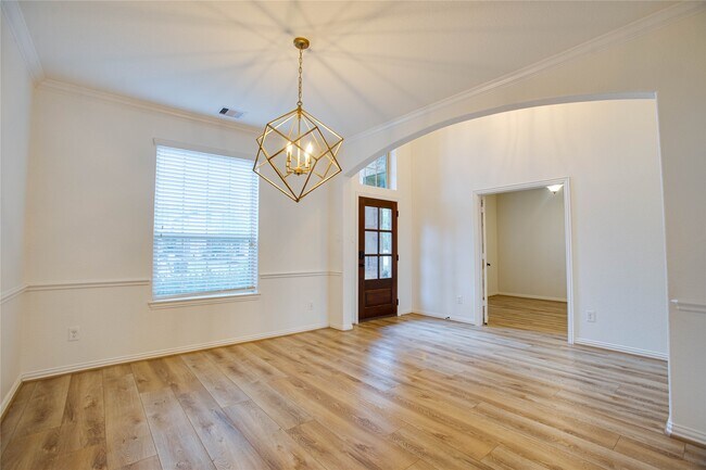 Foto del edificio - 6210 Pinewood Heights Dr