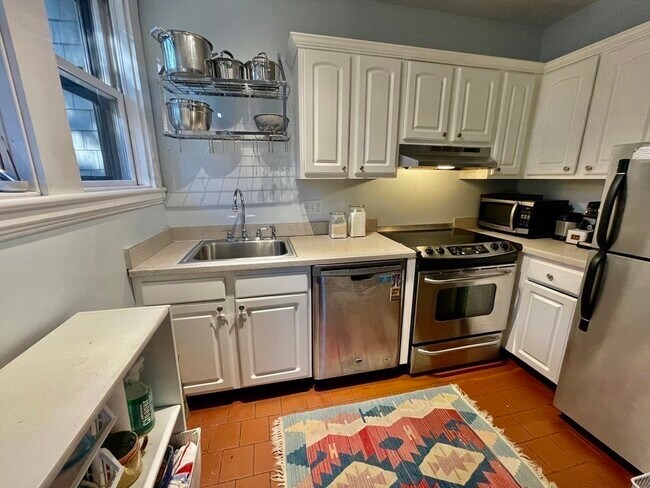 Building Photo - 1010 Centre St