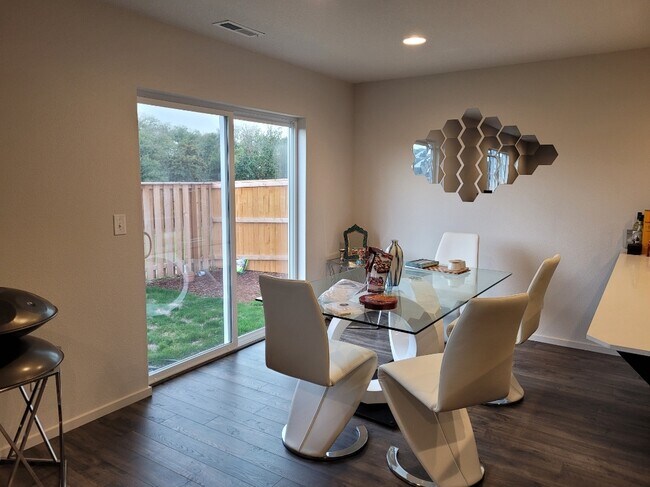 Building Photo - 2053 S Meadowlark Loop