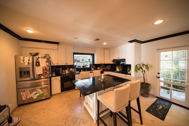 Foto del edificio - 5711 Rhea Ave