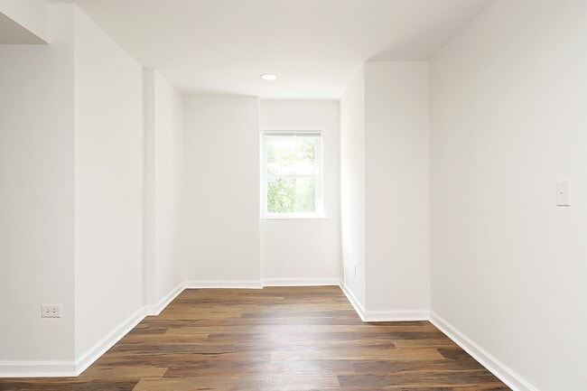 Building Photo - Beautifully Renovated Downtown Basement Ap...