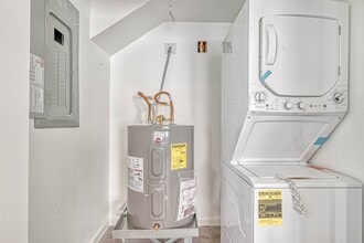 Building Photo - 1924 Calumet St