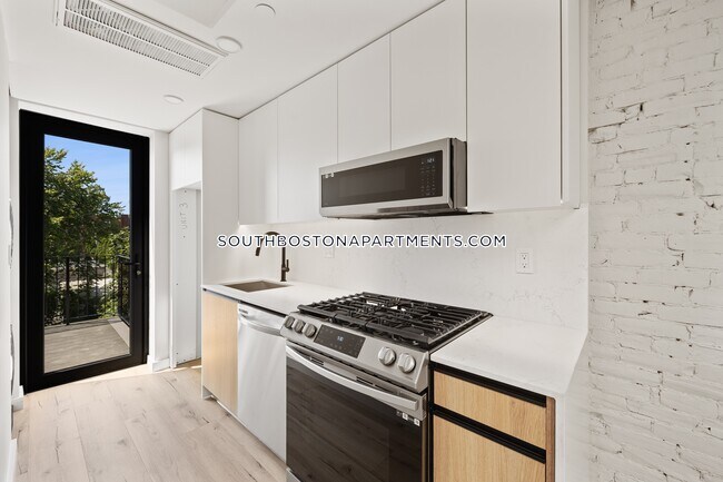 Building Photo - 143 L St