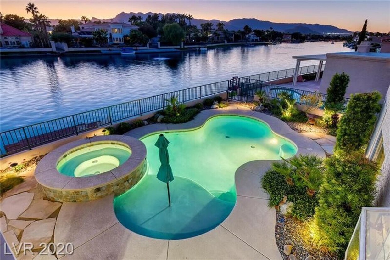 Foto principal - Vegas's Only Available Waterfront Rental ~ 4 Bedroom Desert Shores Lake Front Home