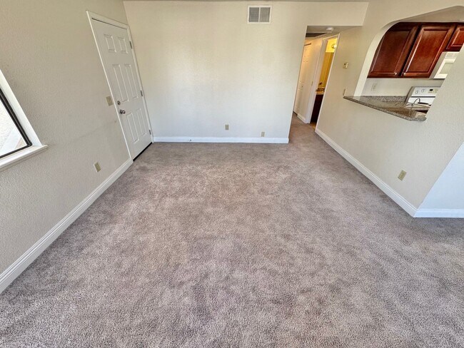 Foto del edificio - ADORABLE SECOND STORY 2 BEDROOMS 2 FULL BA...