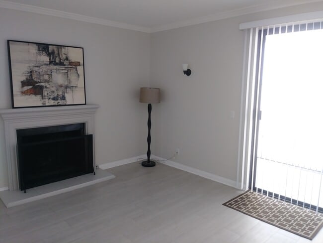 Building Photo - 1845 Holmby Townhome - MUST SEE!