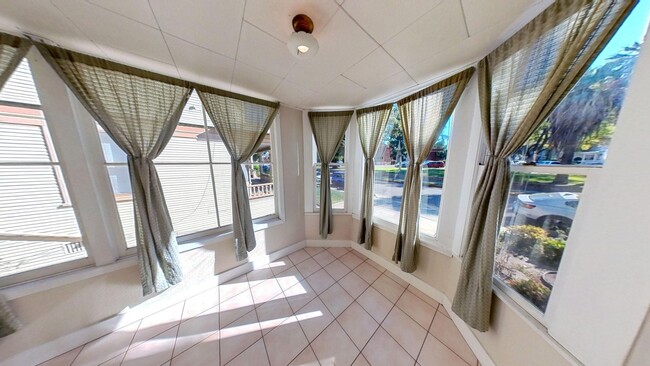 Foto del edificio - PRICE REDUCTION!! Spacious 2 bedroom 2 Bat...