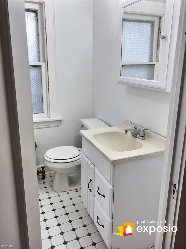 Foto del edificio - 2 br, 1 bath Triplex - 2621 Idlewood Road 3