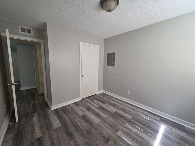Foto del edificio - Charming & Light-Filled 2-Bedroom Duplex!