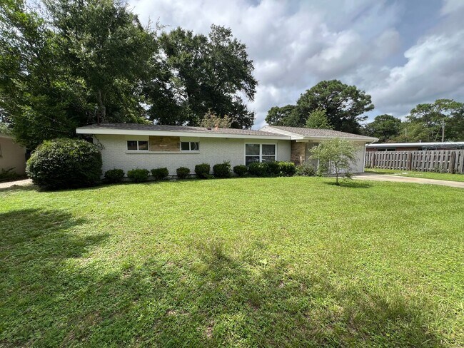 Building Photo - Beautiful 3 Bedroom, 2 Bath Pensacola Home...