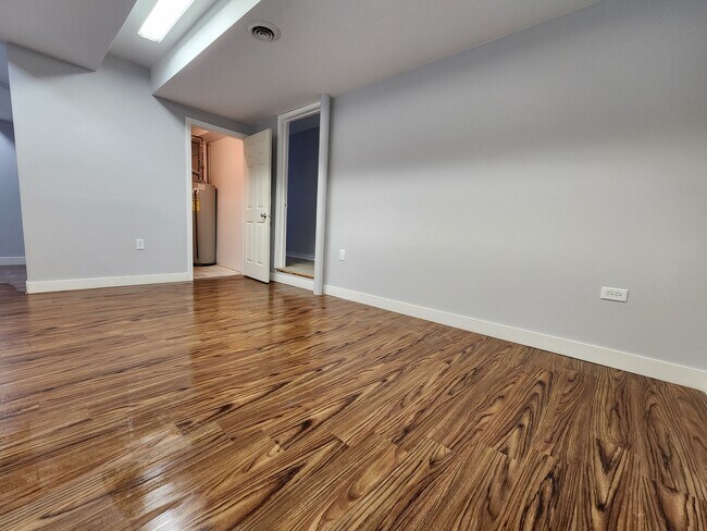 La sala de estar conduce al cuarto de servicio 1. - 7302 Columbia Ave