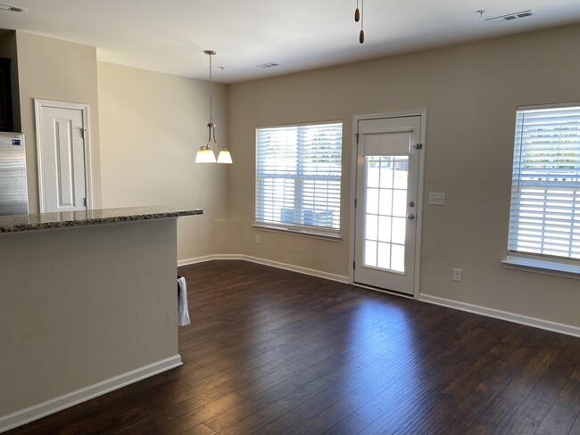 Foto del edificio - 105 Dursley Ln